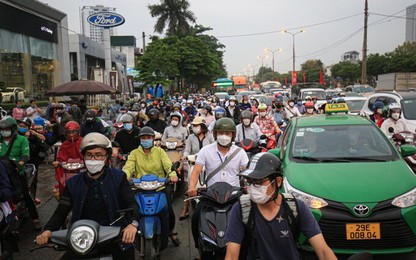 Ảnh: Hành khách vạ vật bến xe, đường phố Hà Nội đông nghẹt người