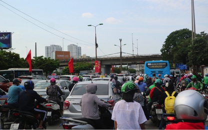 Người dân trở lại Hà Nội sớm khiến nhiều tuyến đường ùn ứ nghiêm trọng