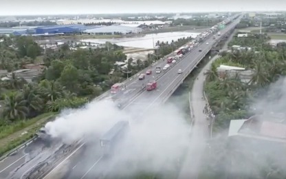 Video xe ôtô chở dầu bốc cháy trên cao tốc TP.HCM - Trung Lương
