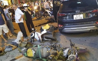 TP.HCM: "Ô tô điên" tông hàng loạt xe máy, nhiều người bị thương