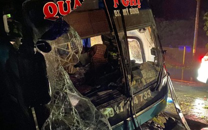Hà Giang: Xe khách đâm vào nhà dân, hàng chục người hoảng loạn