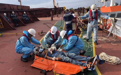 Cứu 2 thuyền viên nước ngoài bị tai nạn lao động, nguy hiểm tính mạng