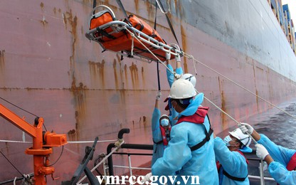 Vượt 80 hải lý cứu thuyền viên bất tỉnh, tính mạng bị đe doạ