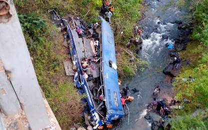 Kenya: Xe buýt lao từ trên cầu xuống sông, 24 người tử nạn