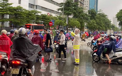Hà Nội: Mưa lớn biến đường thành sông, CSGT căng mình điều tiết