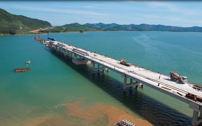 Ngắm cầu trên cao tốc Bắc - Nam vượt hồ Yên Mỹ đẹp như tranh