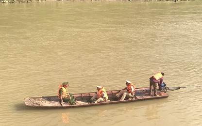 Hiện trường tìm kiếm 3 người mất tích trong vụ lật thuyền ở Lào Cai