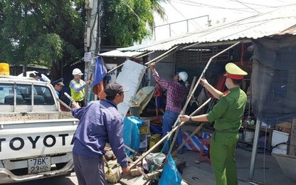 Theo chân đoàn liên ngành dẹp chợ tạm lấn chiếm QL1 ở Quảng Ngãi