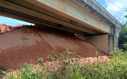 Lâm Đồng: Đổ đất chặn dòng chảy, "bức tử" công trình cầu Đạ K'Nàng
