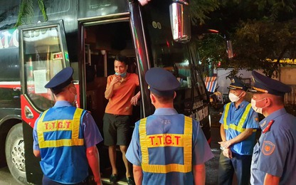 TTGT xuyên đêm “vây bắt” xe khách vi phạm sau Bến xe Mỹ Đình