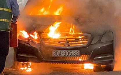 Xe Mercedes bất ngờ bốc cháy ngùn ngụt trên cầu Bạch Đằng
