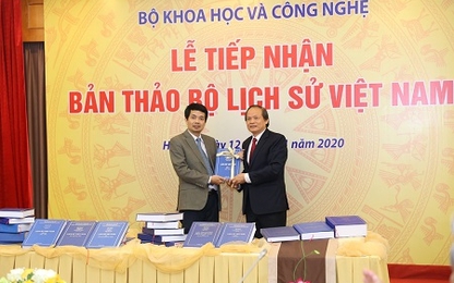 Tiếp nhận 25 tập bản thảo bộ Lịch sử Việt Nam