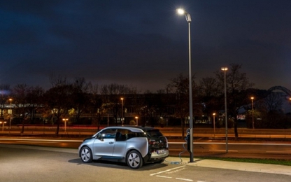 Nạp năng lượng cho ô tô điện thông qua hệ thống đèn đường