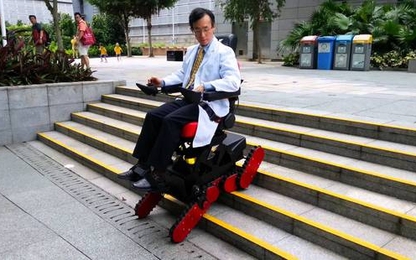 Độc đáo xe lăn leo cầu thang đến từ Hồng Kông