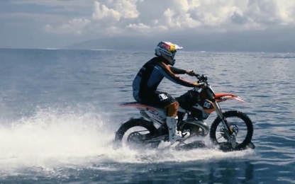 Video: Lướt sóng biển bằng xe máy off-road, điều không tưởng?