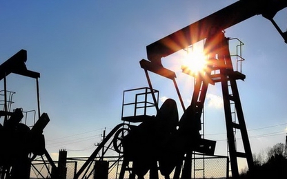 Dự trữ cao, giá dầu tiếp tục sụt giảm “thê thảm”