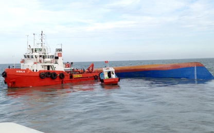 Neo tàu chìm ở TP HCM, hàng trăm cứu hộ tìm 4 người mất tích