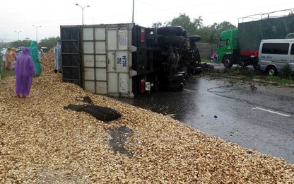 Xe tải bị lật gây tắc nghẽn Quốc lộ 1A đoạn qua Quảng Nam