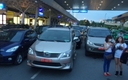 Bất lực trước xe công vụ, sân bay Tân Sơn Nhất 'kêu cứu'