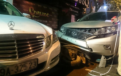 Đạp nhầm chân ga, xe Mercedes gây tai nạn liên hoàn