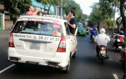 Du khách Tây nhậu trên nóc xe taxi