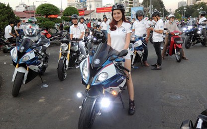 Môtô BMW tụ hội ở trung tâm Sài Gòn