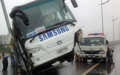 Xe Samsung chở công nhân lật nghiêng trên đường cao tốc