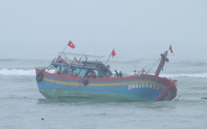 Cứu 9 ngư dân gặp nạn ở cửa biển Nhật Lệ