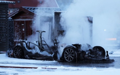 Xe Tesla cháy trơ khung khi đang sạc