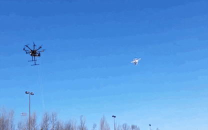 ĐH công nghệ Michigan phát triển drone "bắt" drone khác bằng lưới