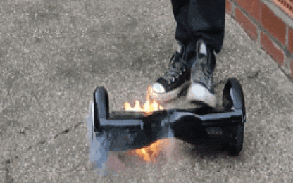 Mỹ: Khuyến cáo mang theo bình cứu hỏa khi đang sạc pin hoverboard