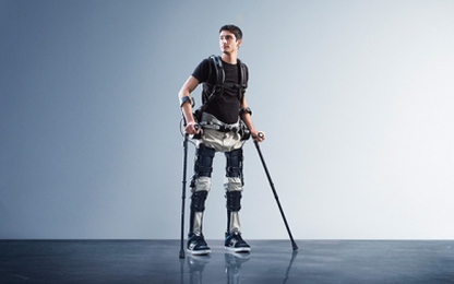 Khung xương robot giúp người bị liệt đi lại, có thể chơi bóng đá