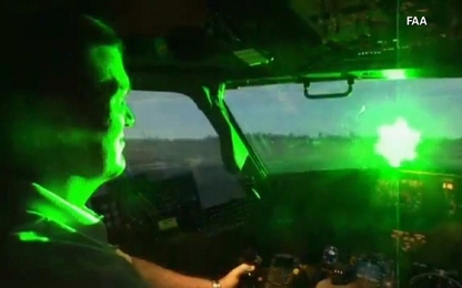 Bút laser trở thành mối họa mới cho ngành hàng không