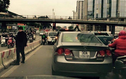 "Quý ông" dừng ôtô tè bậy giữa đường Hà Nội gây bão Facebook