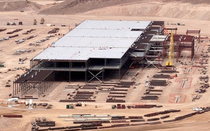 Công nhân xây dựng "siêu nhà máy" của Tesla đình công