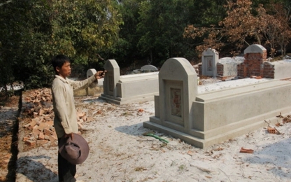 Chuyện lạ Đà Nẵng: Hàng trăm ngôi mộ giả ồ ạt 'mọc' trong đêm