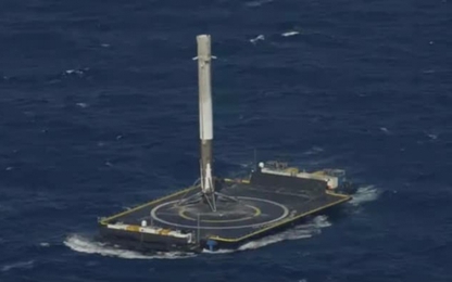 SpaceX lần thứ hai hạ cánh thành công tên lửa trên xà lan giữa biển