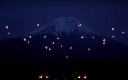 Độc đáo màn trình diễn ánh sáng của 20 drone tại núi Phú Sĩ