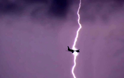 Video: Khoảnh khắc kinh hoàng máy bay trúng sét giữa trời