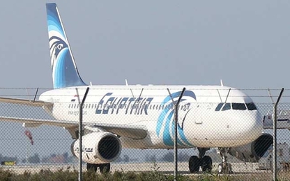 2 mảnh vỡ được tìm thấy không phải của chiếc máy bay EgyptAir 804