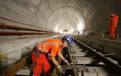 Bên trong đường hầm cho tàu hỏa dài và sâu nhất thế giới