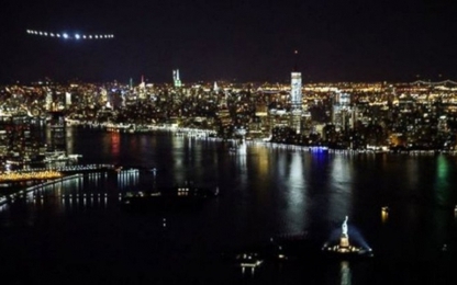 Solar Impulse 2 bay trên bầu trời và hạ cánh New York