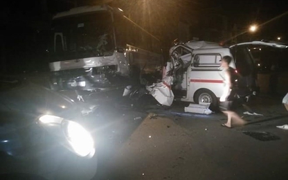 Xe cứu thương gây tai nạn thảm khốc khiến 5 người thương vong
