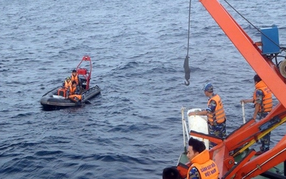 Thợ lặn, robot trục vớt vật nghi hộp đen CASA-212