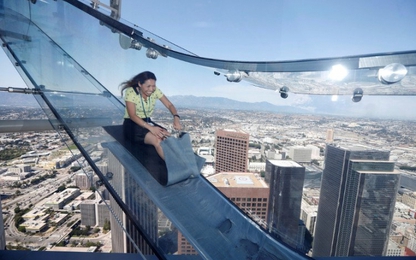 Cầu kính ở Trung Quốc "khóc thét" với cây cầu trượt Skyslide ở Mỹ