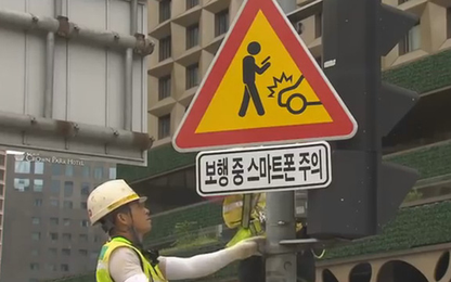 Hàn Quốc gắn biển cảnh báo tai nạn khi đi bộ cho "con nghiện" smartphone