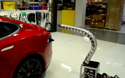 Tự chế "robot rắn" xạc xe ô tô điện giống hàng chính hãng Tesla