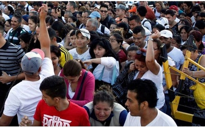 Hàng chục nghìn người Venezuela đổ sang Colombia tìm thức ăn