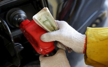 Cung xăng dầu Mỹ tăng kỷ lục, giá dầu giảm sâu