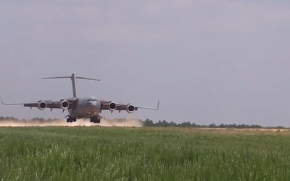Cận cảnh không quân Mỹ cho xe bọc thép tập nhảy dù